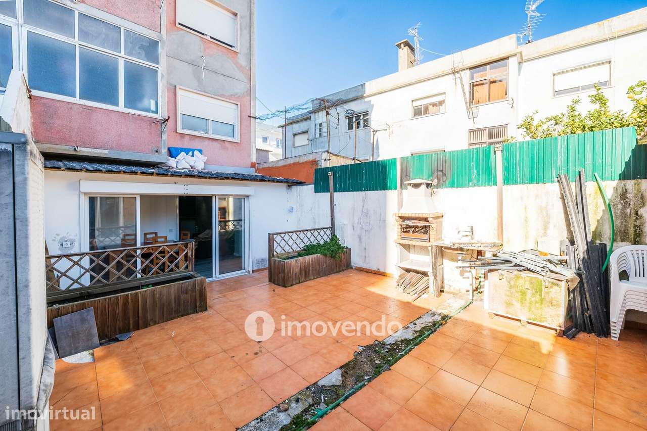 Apartamento T2, com logradouro grande, em Odivelas-12