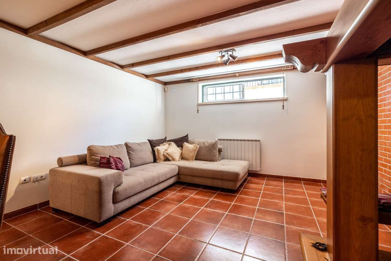Luxuosa moradia, T5 com piscina e jardim em Pedrulheira-Marinha Grande-25