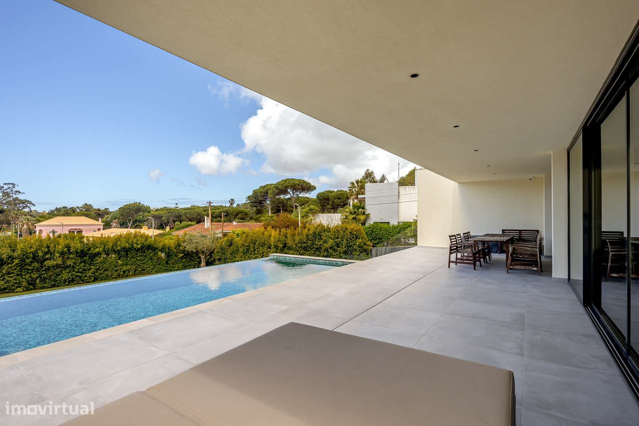Moradia T4 contemporânea com jardim e piscina no bairro da Martinha, E-2