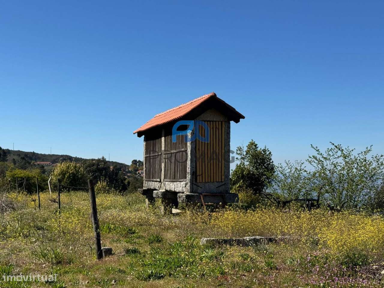 Moradia com excelente área, piscina e plena privacidade-36