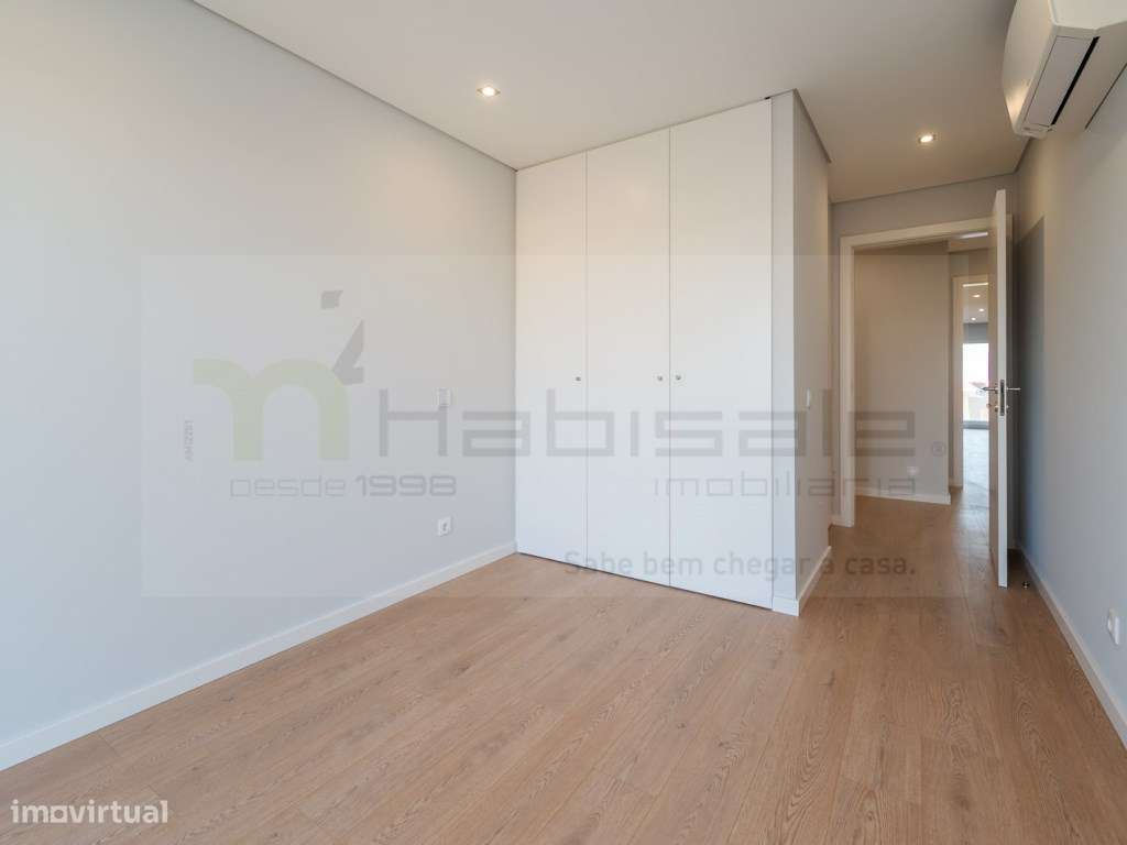 T3 Excelentes Acabamentos com Box Perto da Praia de Carcavelos-16
