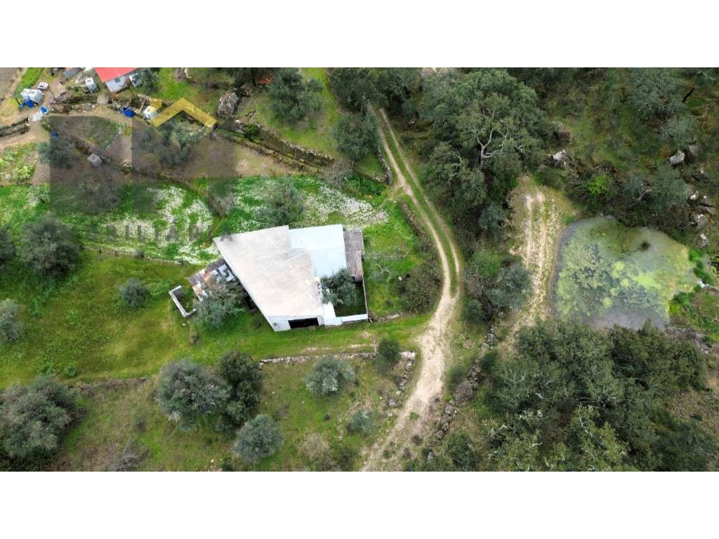 Terreno rústico com aproximadamente 1.850 m², localizado próximo do... - Grande imagem: 2/16