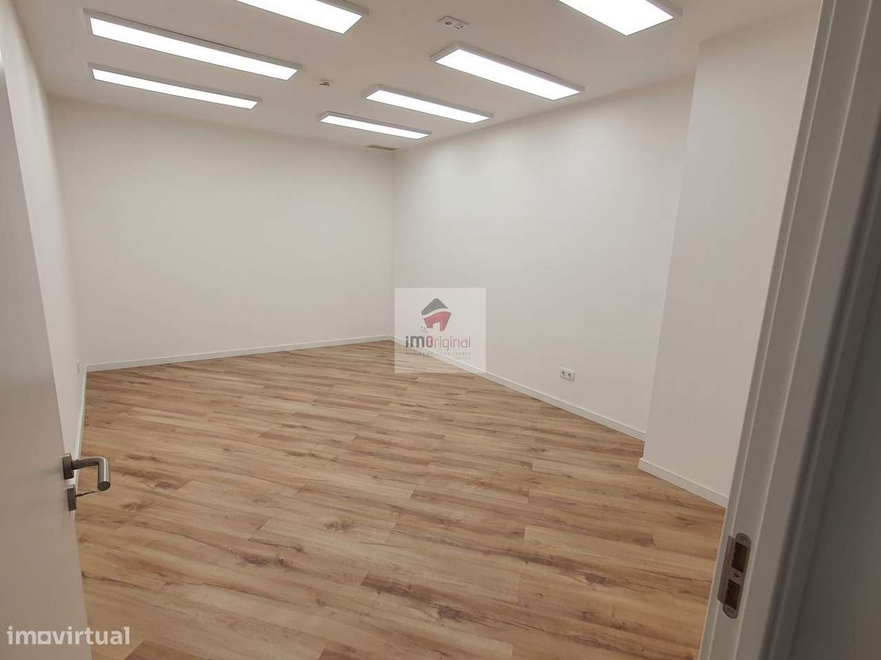 Loja / escritório junto Metro / Câmara de Gaia-22