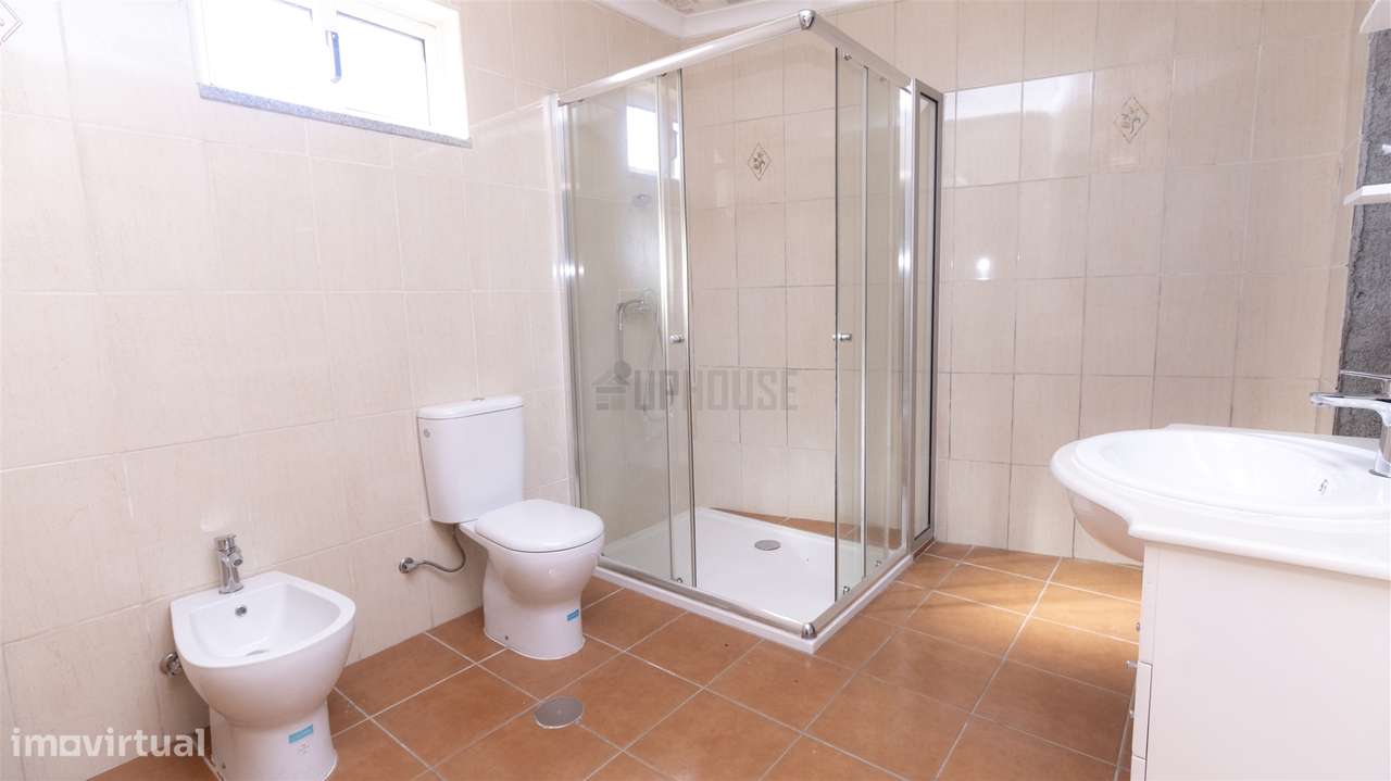 Moradia T2+1 em São Salvador - Espaço, Potencial e Proximidade à Cidad-11