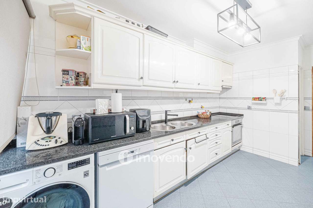 Apartamento T3, com estacionamento e arrecadação, na Ramada-6