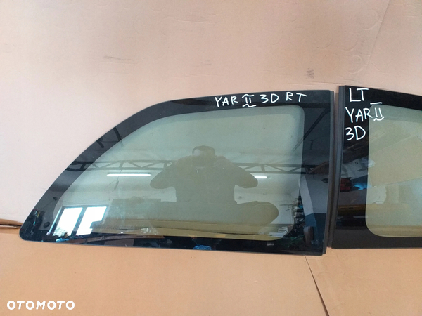Toyota Yaris II szyba karoseryjna tył prawa 3D - 2