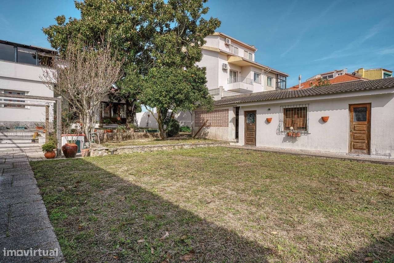 Moradia de Arquitectura Distinta dos Anos 70 com Grande Jardim a Sul - Grande imagem: 4/41