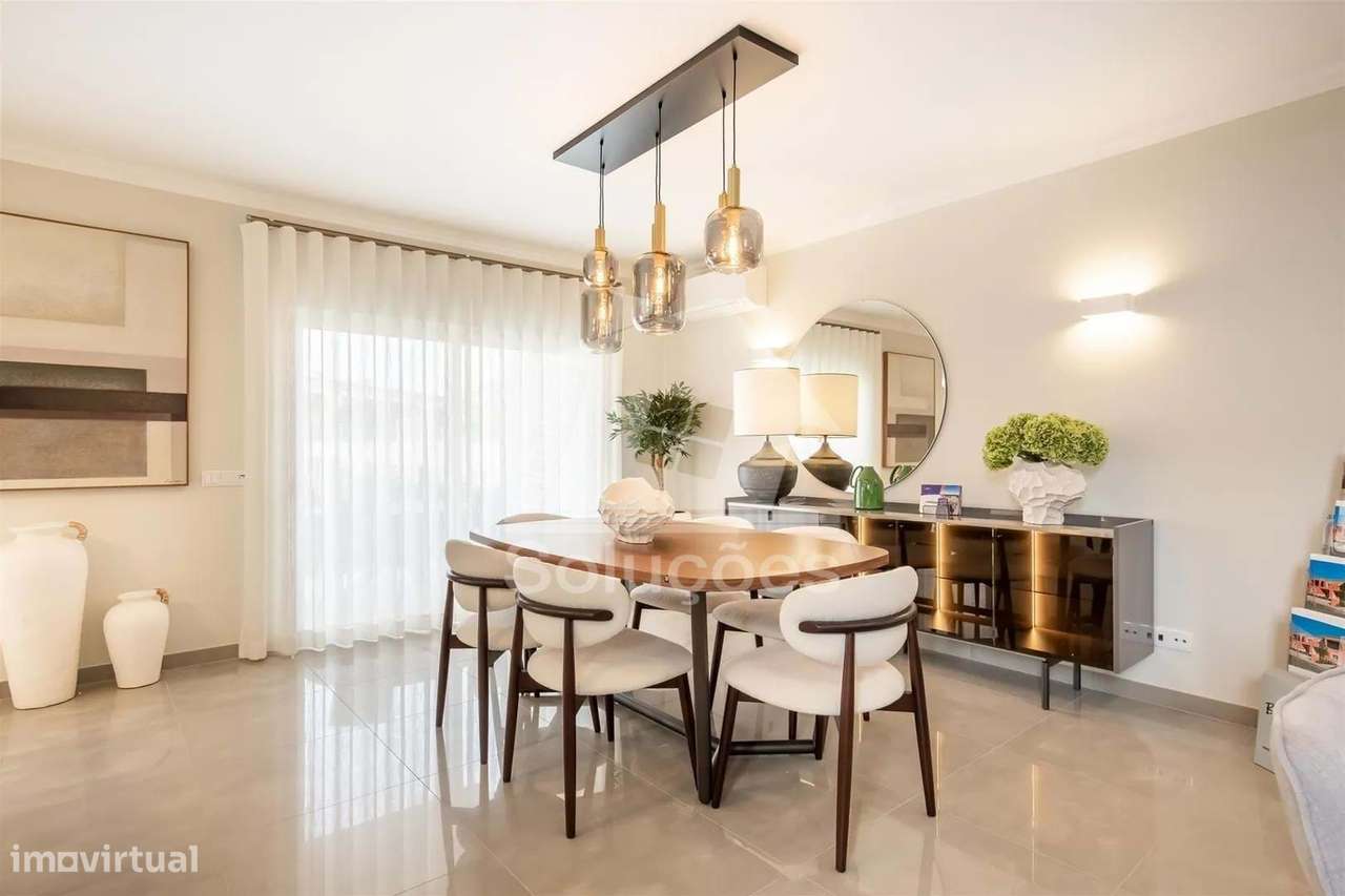 Moradia Geminada T3+1 Localizada em Condomínio Privado com Campo de Go - Grande imagem: 2/18