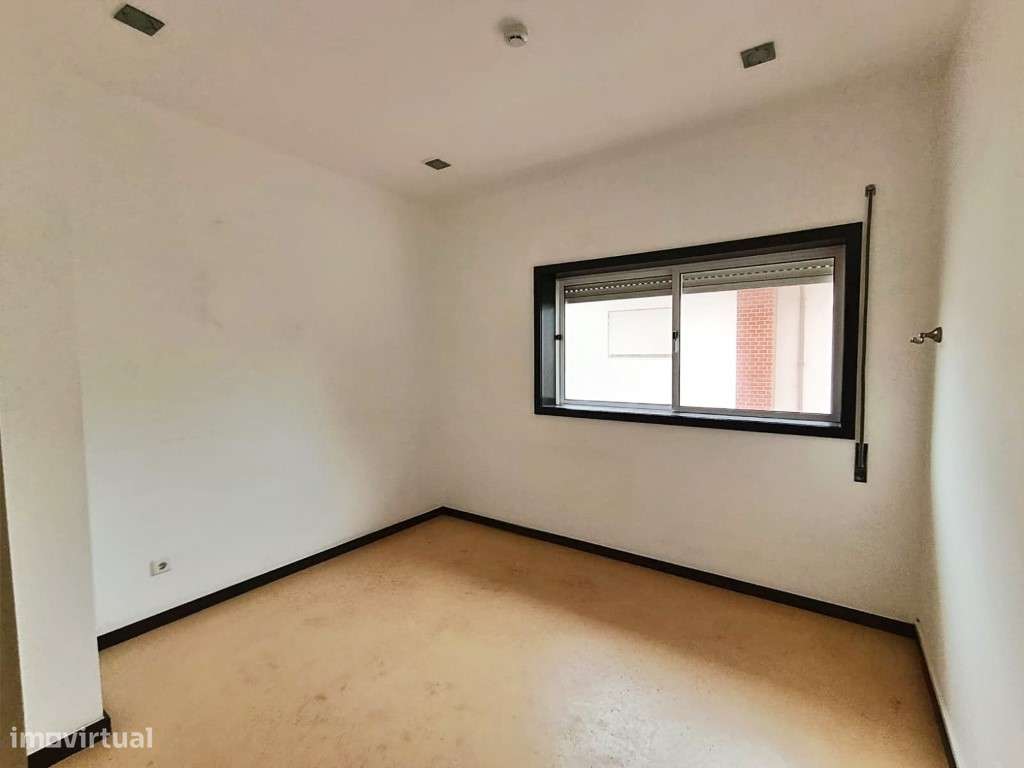 Loja com 145 m² | Excelente Localização junto ao Metro-12
