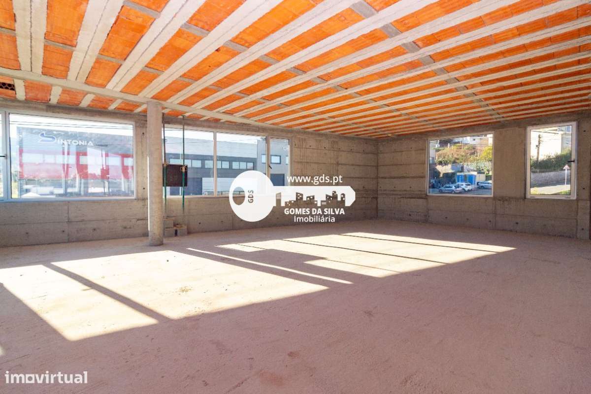 Pavilhão/ Armazém novo com 365m2 próximo da entrada da AE-15