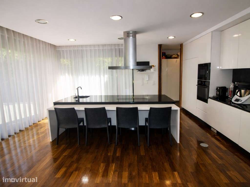 Moradia T4 com 4 frentes e jardim privado com árvores espaço e lumi...-11
