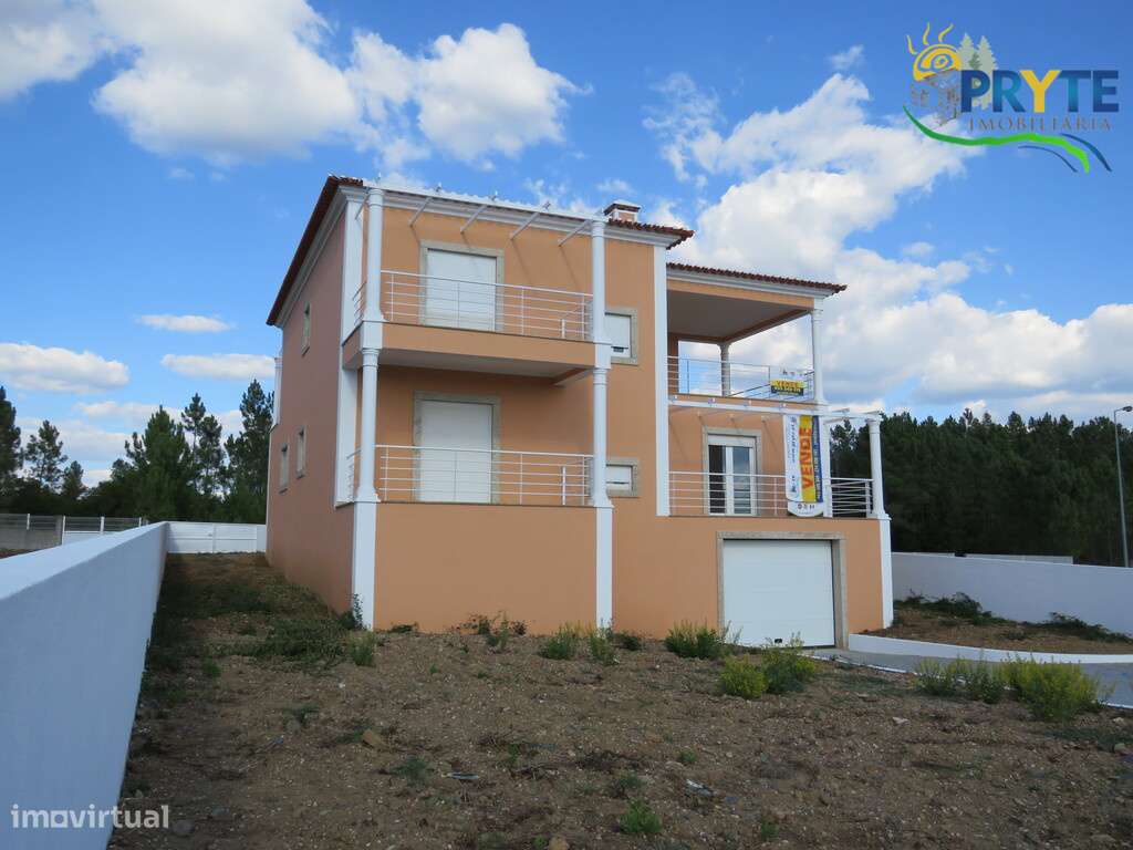 Lote urbano onde se encontra implantada uma Moradia de tipologia T4 - Grande imagem: 5/36