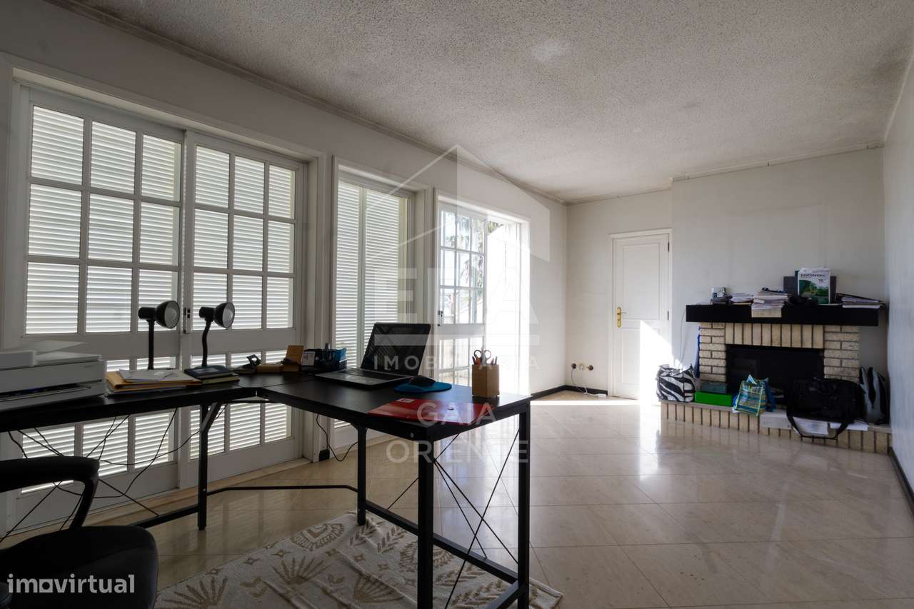 Moradia T8 com jardim e piscinas em Miramar-40