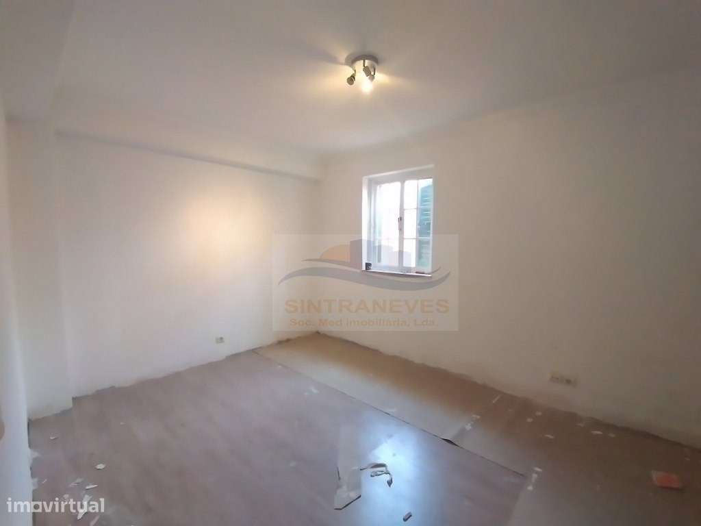 Lindo Apto T4 , totalmente remodelado num 1º andar, junto à Base Na...-34