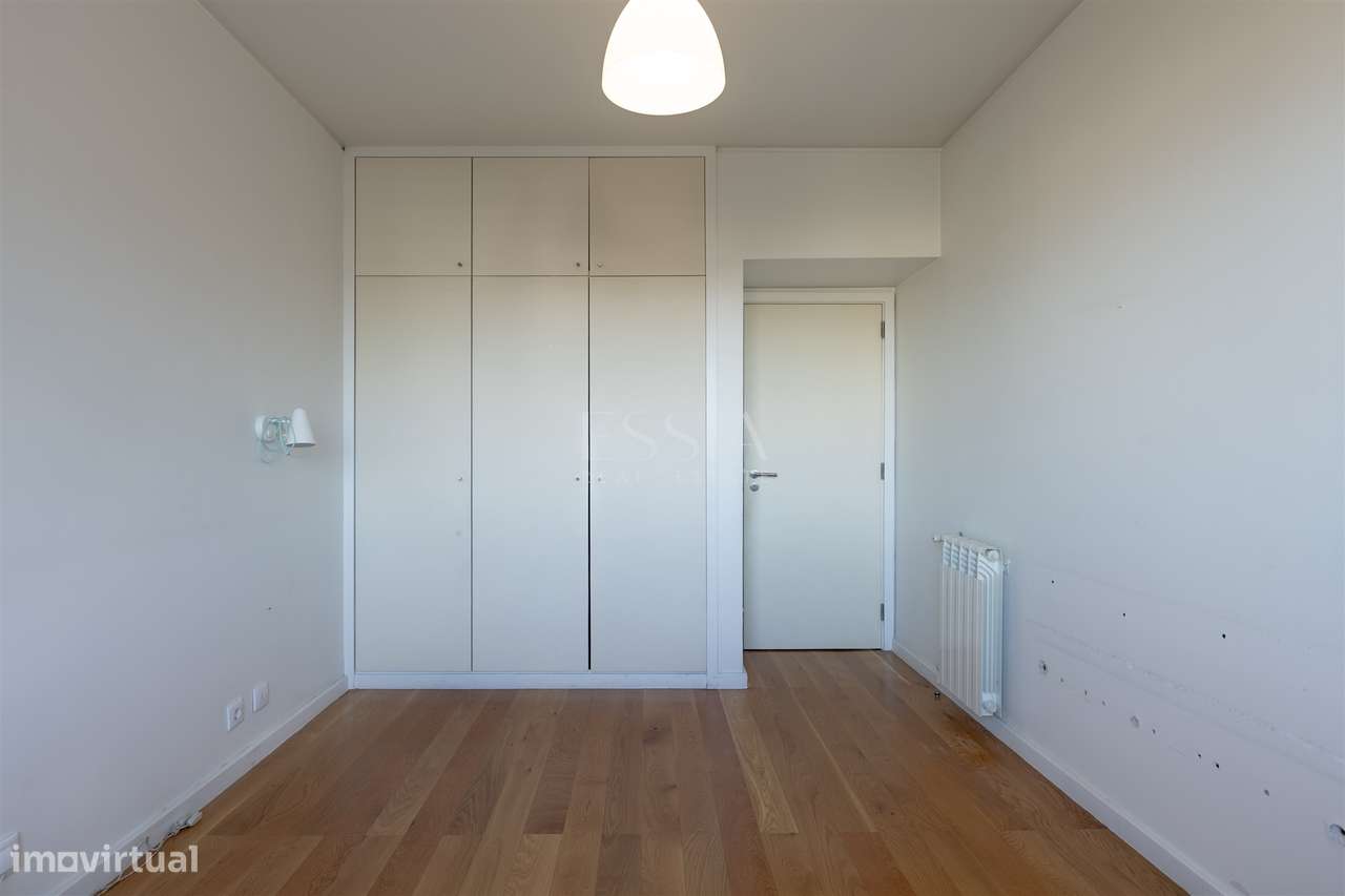 T3+1 com Varanda, 2 Lugares de garagem e Layout Personalizado, Ramalde-24