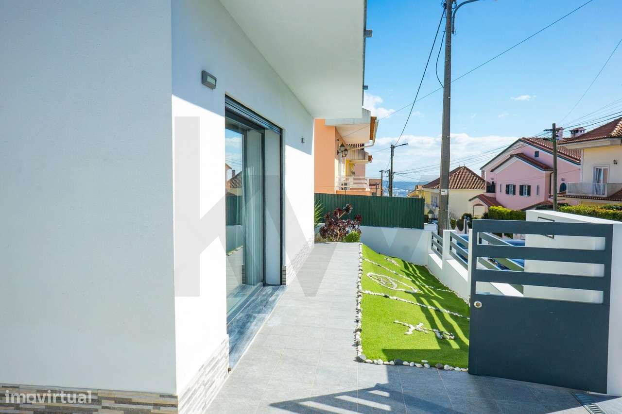 T3 Isolada em Famões: A Estreia Perfeita para a sua Família-6