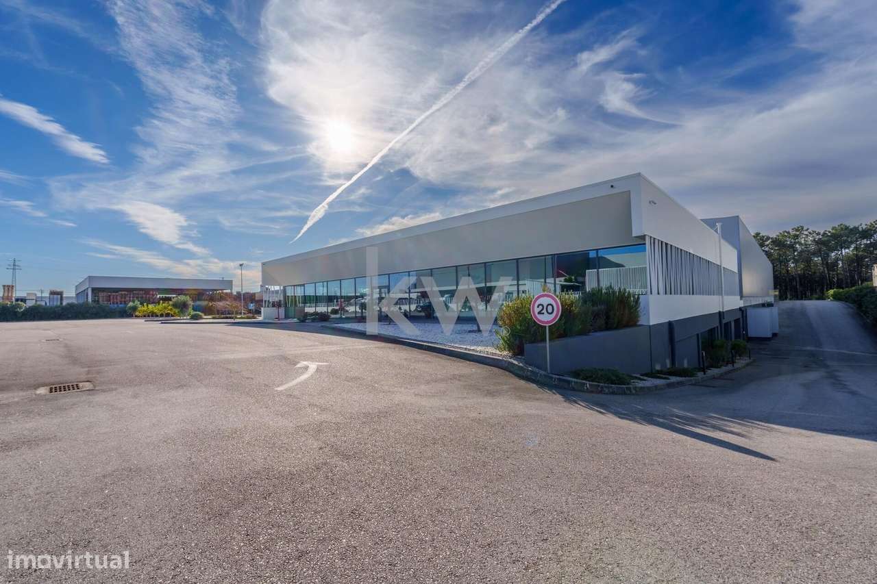 MAGNÍFICAS INSTALAÇÕES COM NAVE INDUSTRIAL/COMERCIAL E ESCRITÓRIOS NA - Grande imagem: 2/60