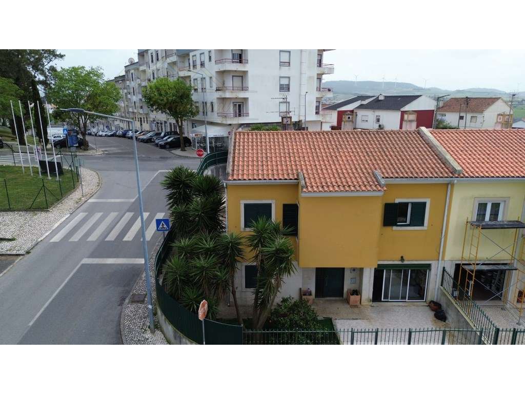 Moradia T4 com Logradouro e Garagem-33