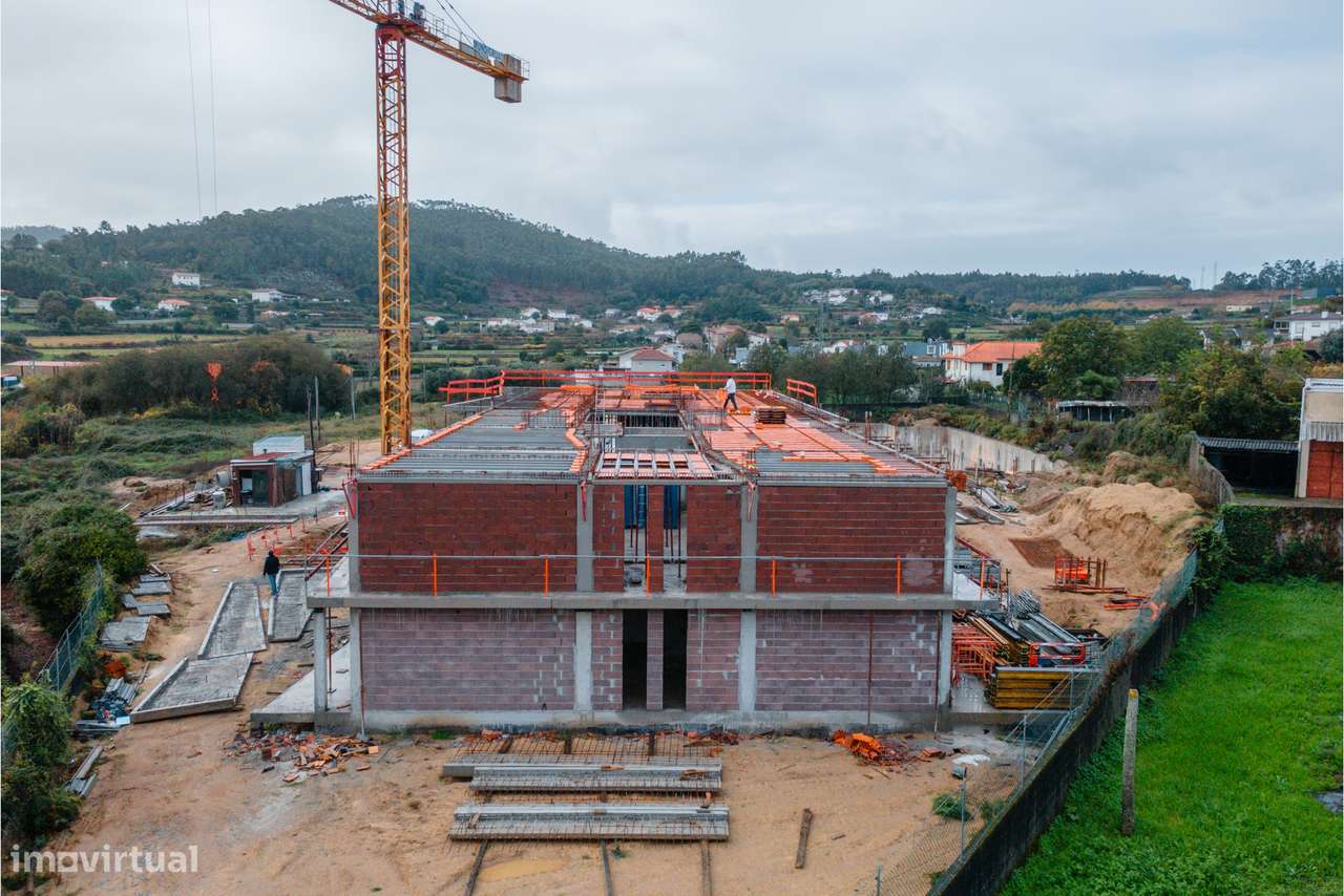 Apartamento T2 em fase de construção c/ 2 frentes e garagem fechada, e-9