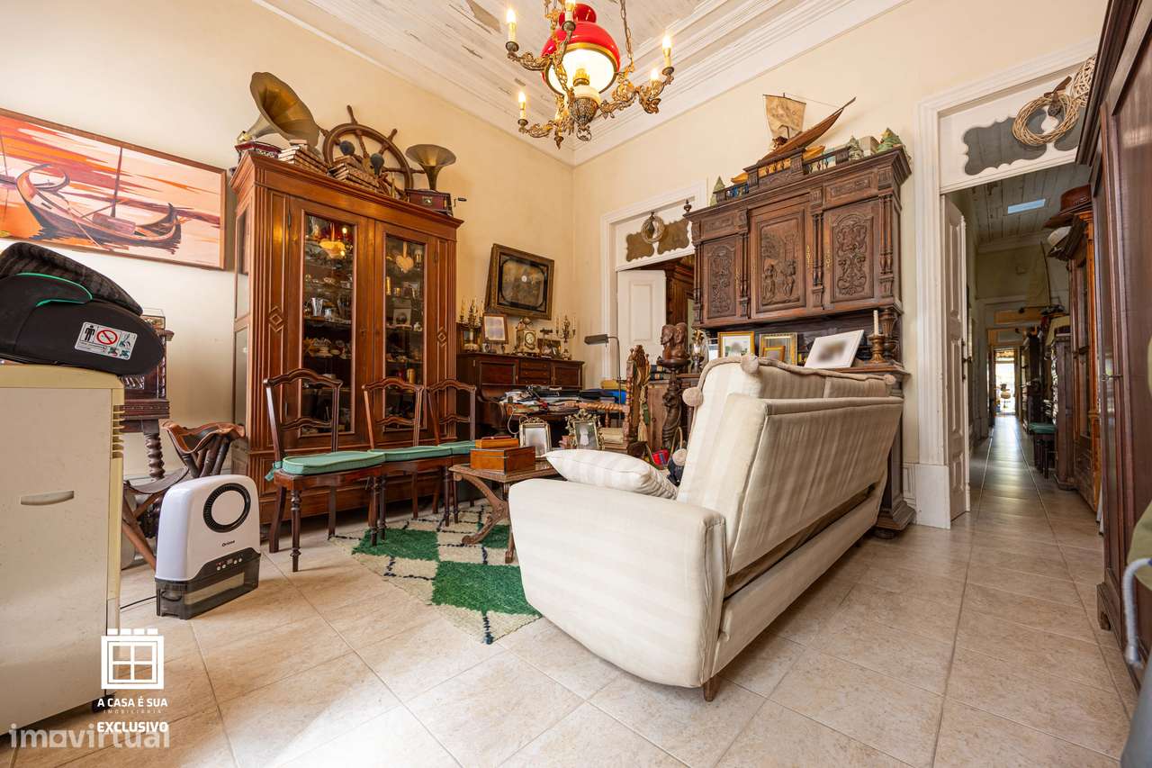 Moradia no centro de Ovar com excelente potencial - Exclusivo - Grande imagem: 2/12