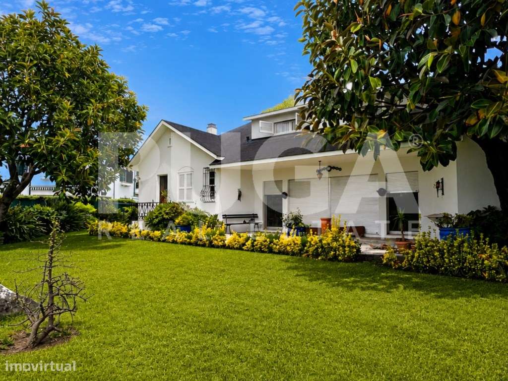 Moradia T5 em Miramar | Lote de 1.135 m² a escassos metros da Praia-0