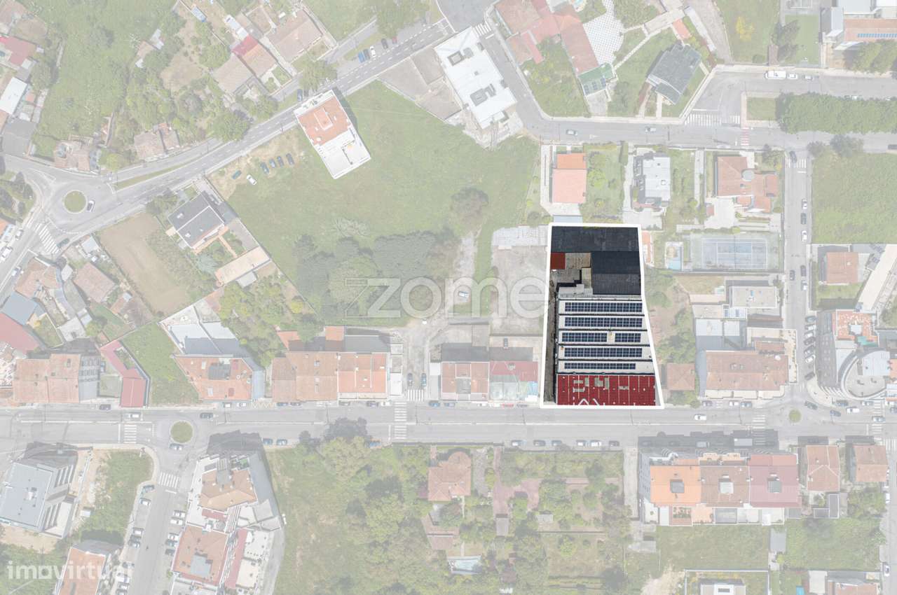 Armazém ao centro de São João da Madeira - Grande imagem: 3/51