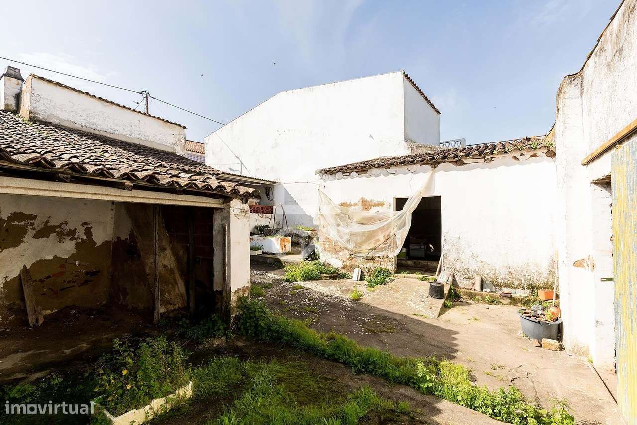 Moradia térrea c/ 311 m² de construção em lote de 1124 m² | Vila de Fr-32