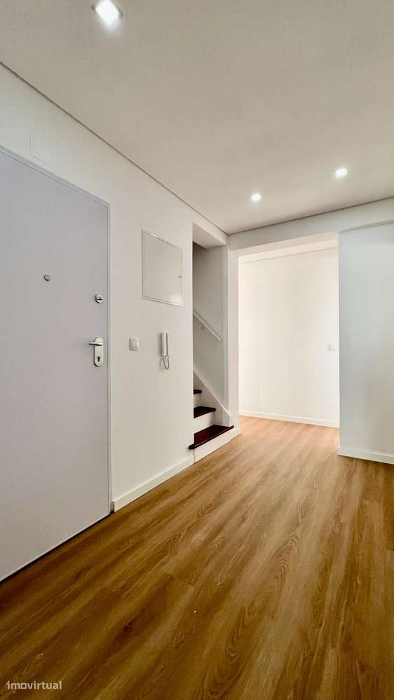 Apartamento T3+1 Duplex | 154 m² | Totalmente Remodelado | Queluz-9