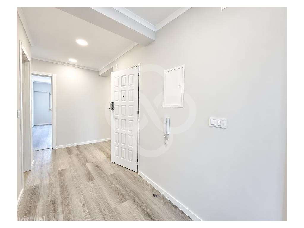 Totalmente remodelado, apartamento T4 com varanda no centro da Amor...-9