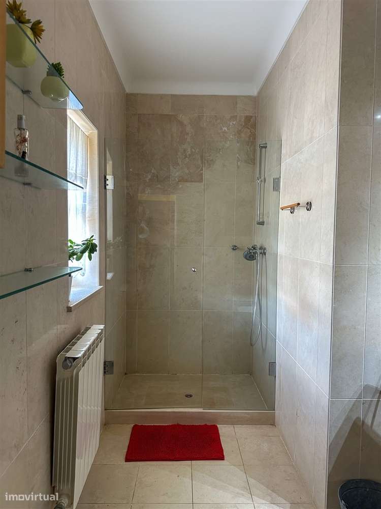 Moradia T5 com piscina e jardim a poucos metros da Praia do Alemão – A-29