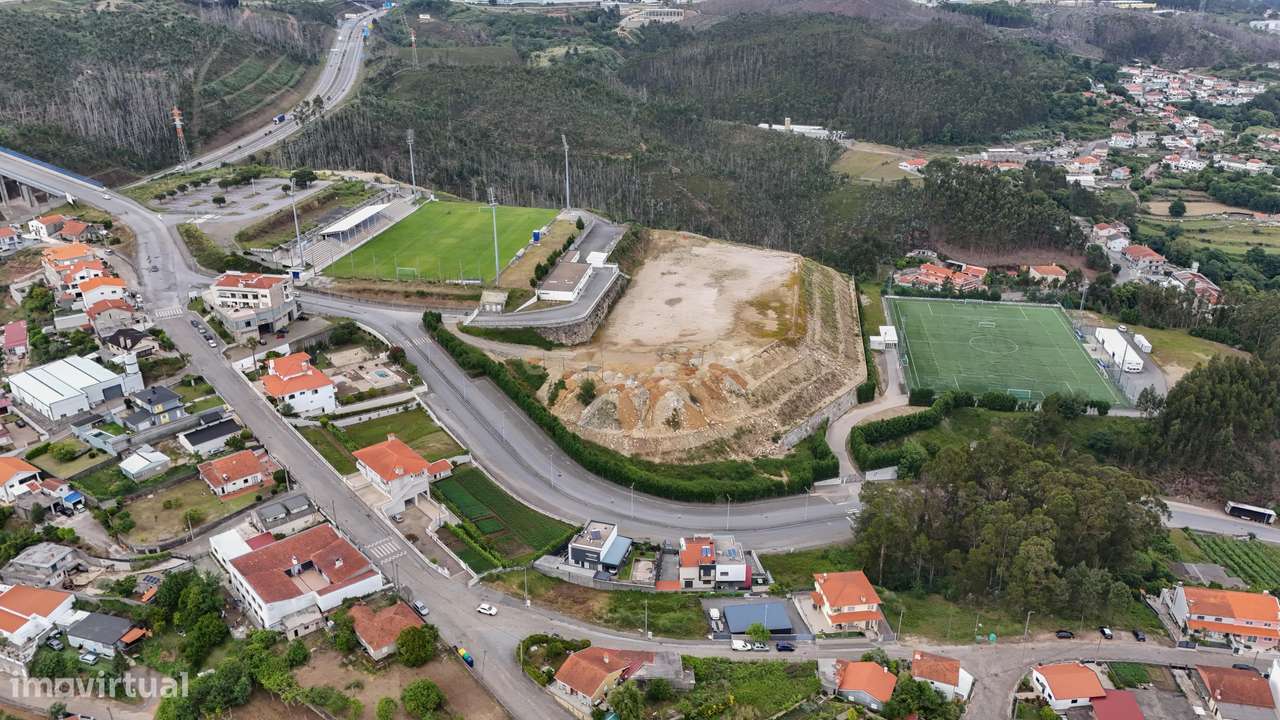 Terreno Urbano de 242m2 com viabilidade para construção de Moradia V3-26