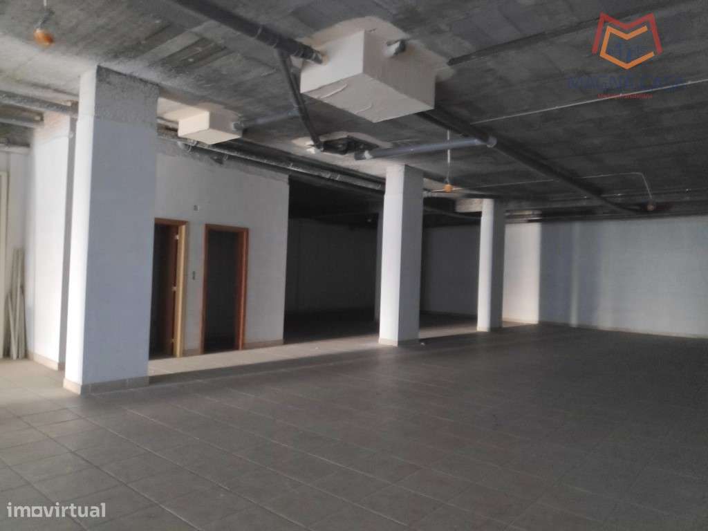 Loja na Quinta do Almirante, Santo António dos Cavaleiros, Loures - Grande imagem: 5/10