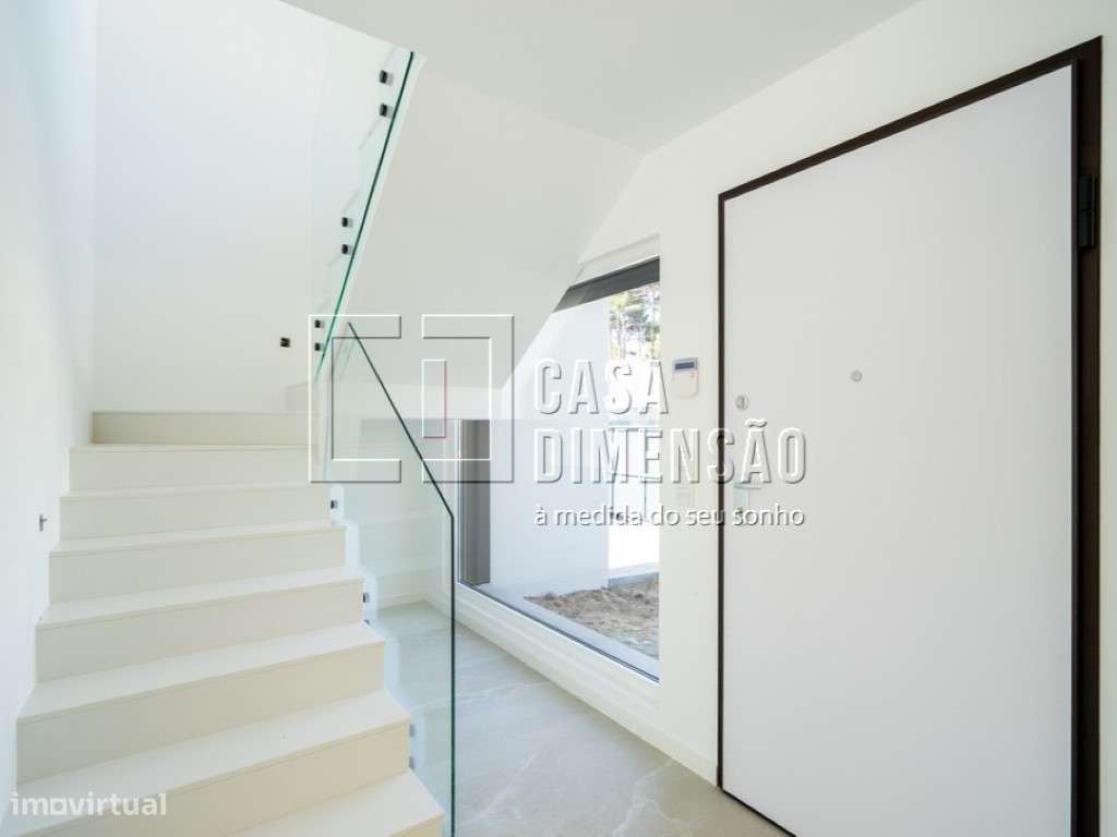 Moradia isolada de Arquitectura Moderna de tipologia T4 na zona da ... - Grande imagem: 2/60