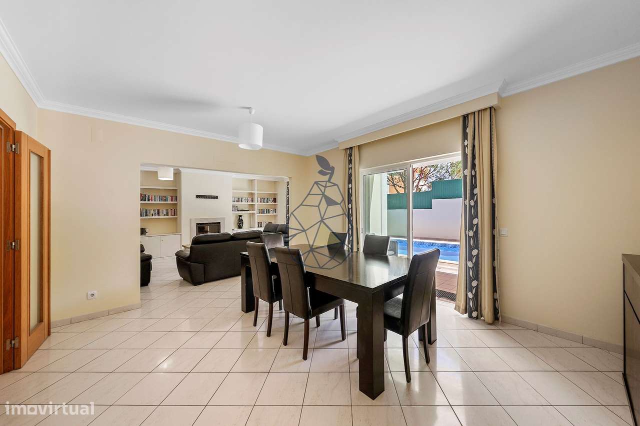 Moradia T5 com Piscina Privada, Jardim e 5 Suites em Montechoro, Albuf-13