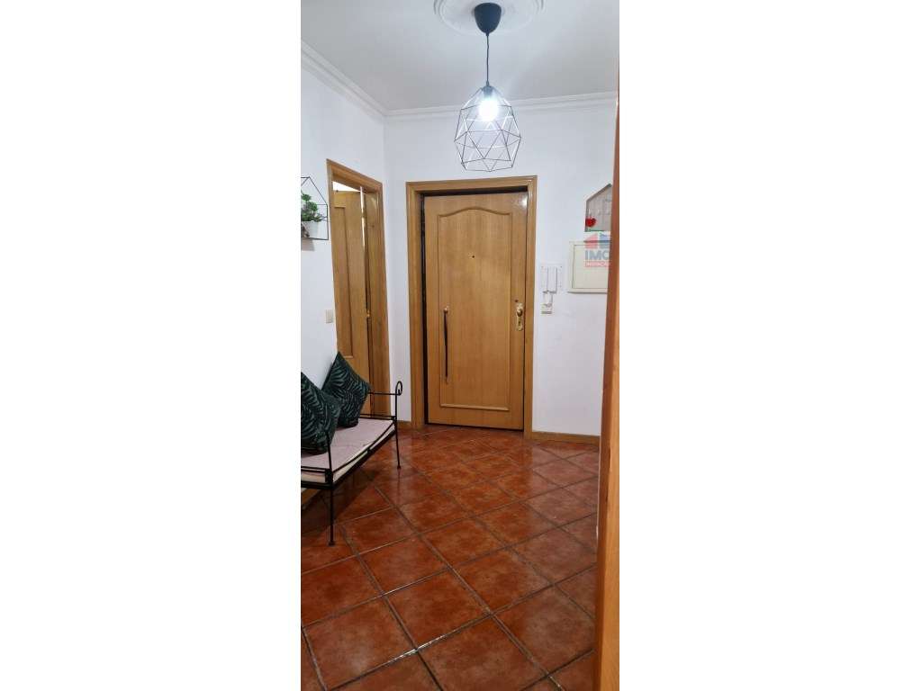 APARTAMENTO T2 COM DUAS FRENTES, SOTÃO E GARAGEM | VILA REAL-10