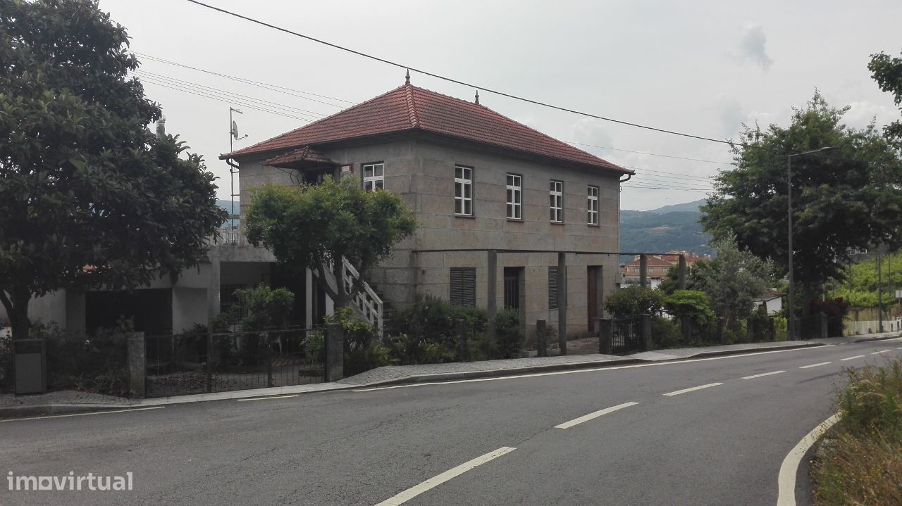 Moradia à venda no centro da Vila de Santa Marinha do Zêzere, Baião