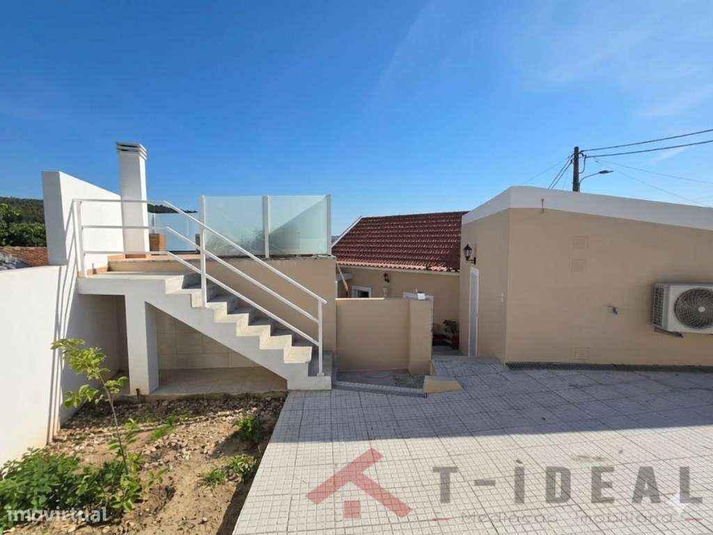 Moradia Renovada com Espaço Exterior-31