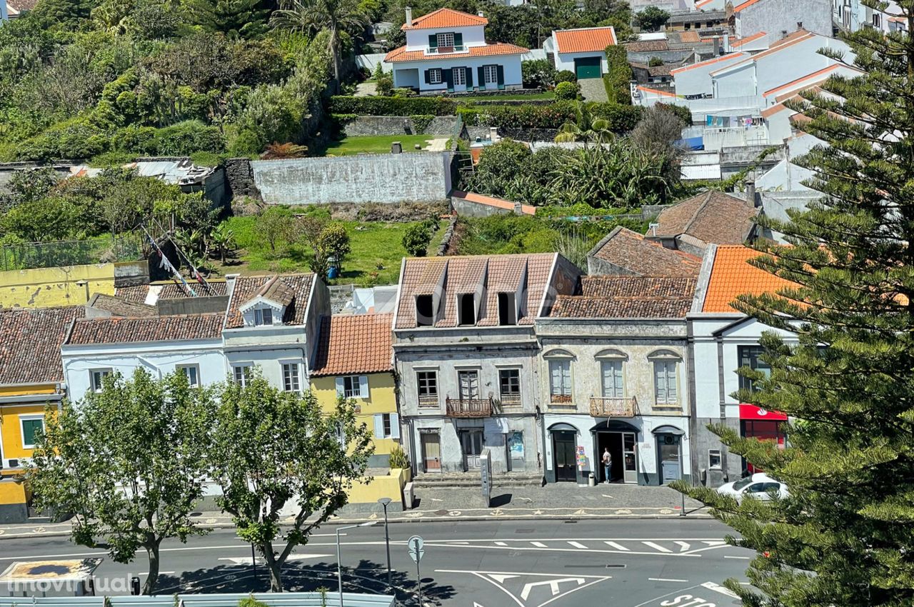 Edifício Habitacional com espaço comercial em Ponta Delgada.
