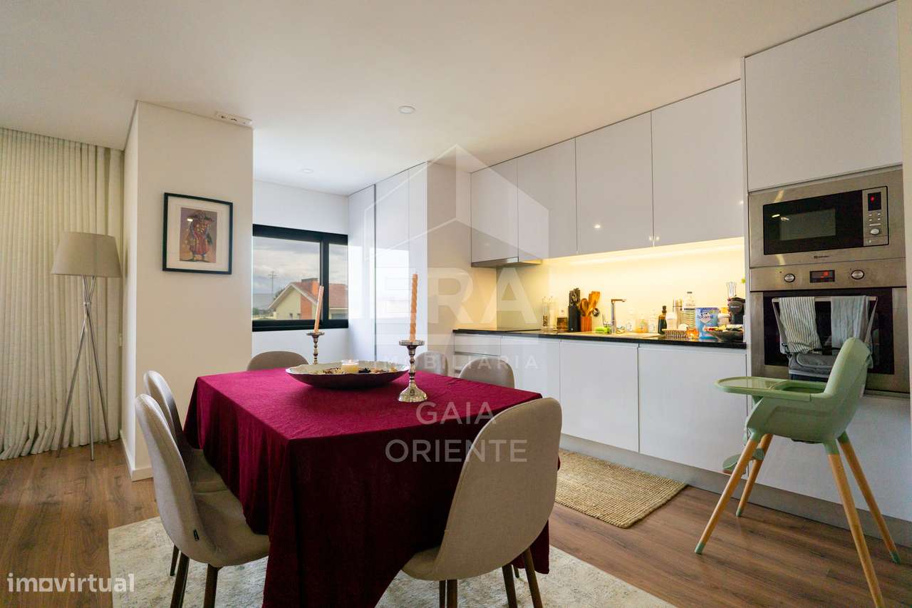 Apartamento T2 moderno com garagem em Grijó-7