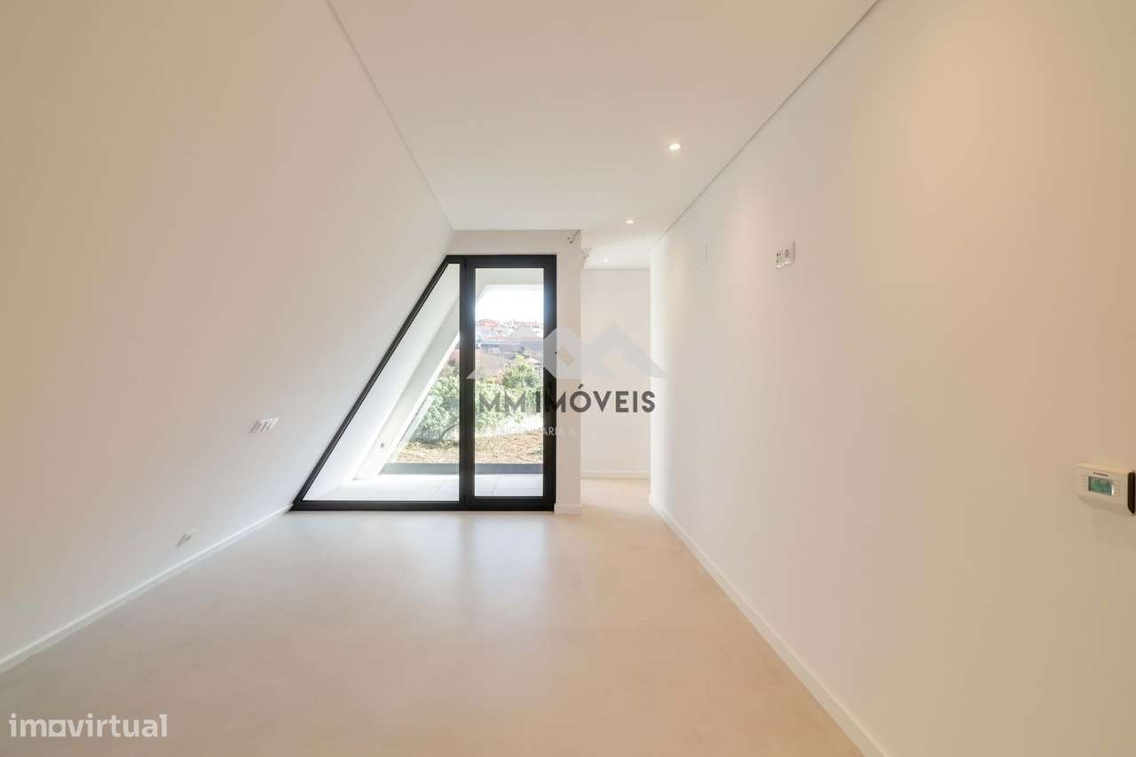 Moradia T3+1 | NOVA | Piscina | Francelos | 4 Frentes | Box | Praia-31