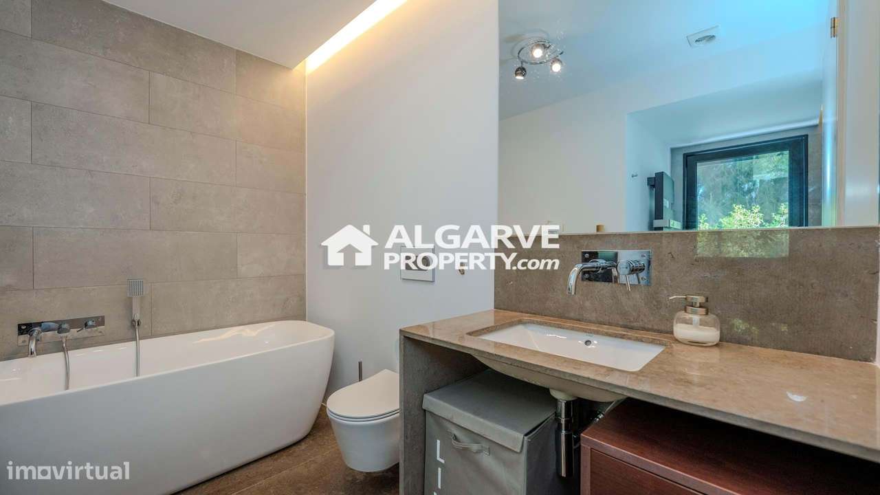 Moderna Moradia T4 com Piscina e Jardim em Almancil-19