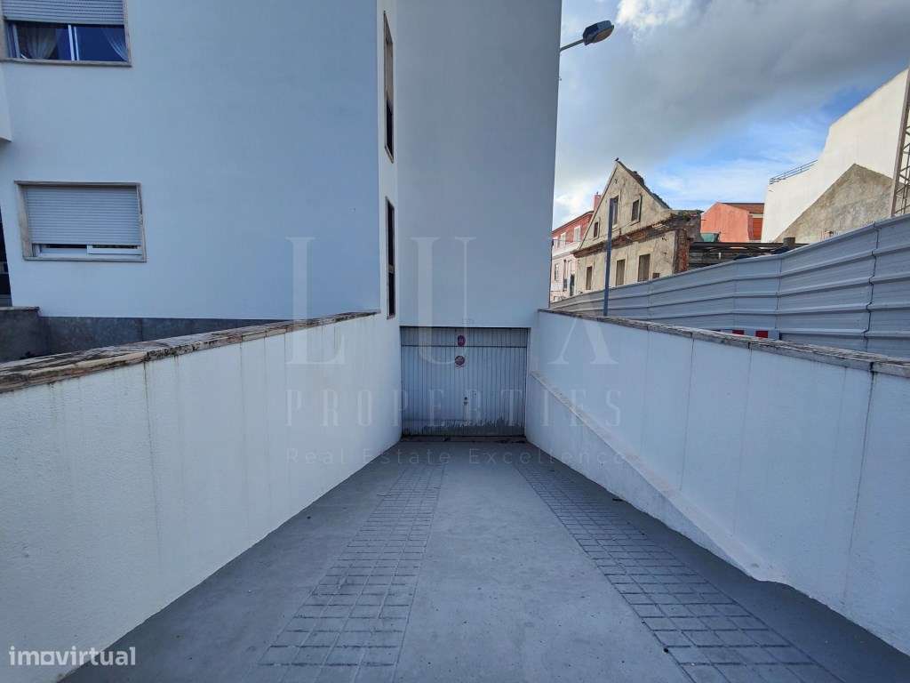 ESPAÇO COMERCIAL DE R/c COM 740m2 NO CENTRO DE CARCAVELOS-9