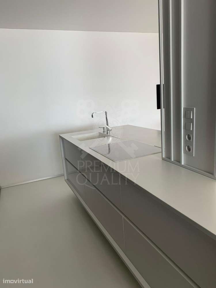 Apartamento T3 totalmente remodelado com terraço e vista mar em Sesimb-29