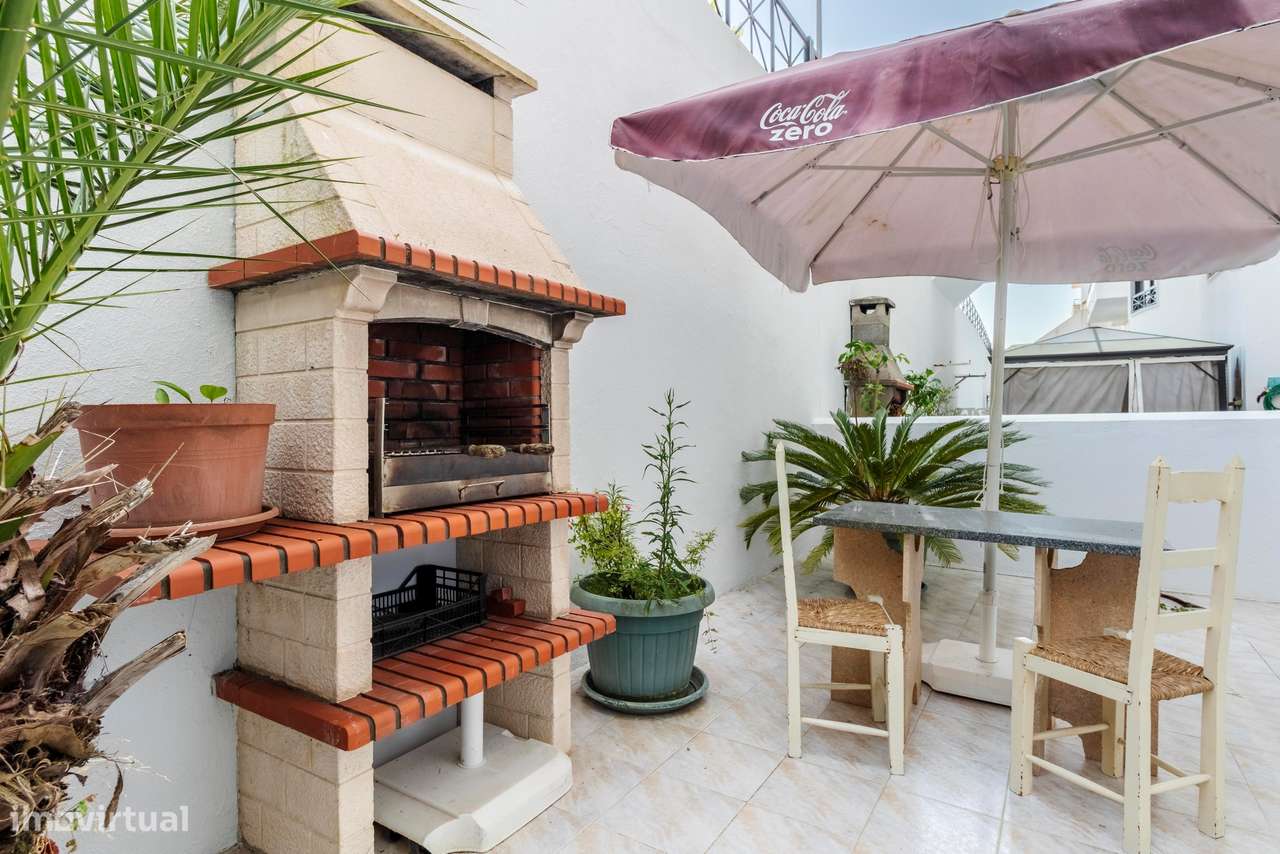 Apartamento T2 c/ 2 Lugares de Estacionamento e Terraço c/ 30m2 em Mem-14