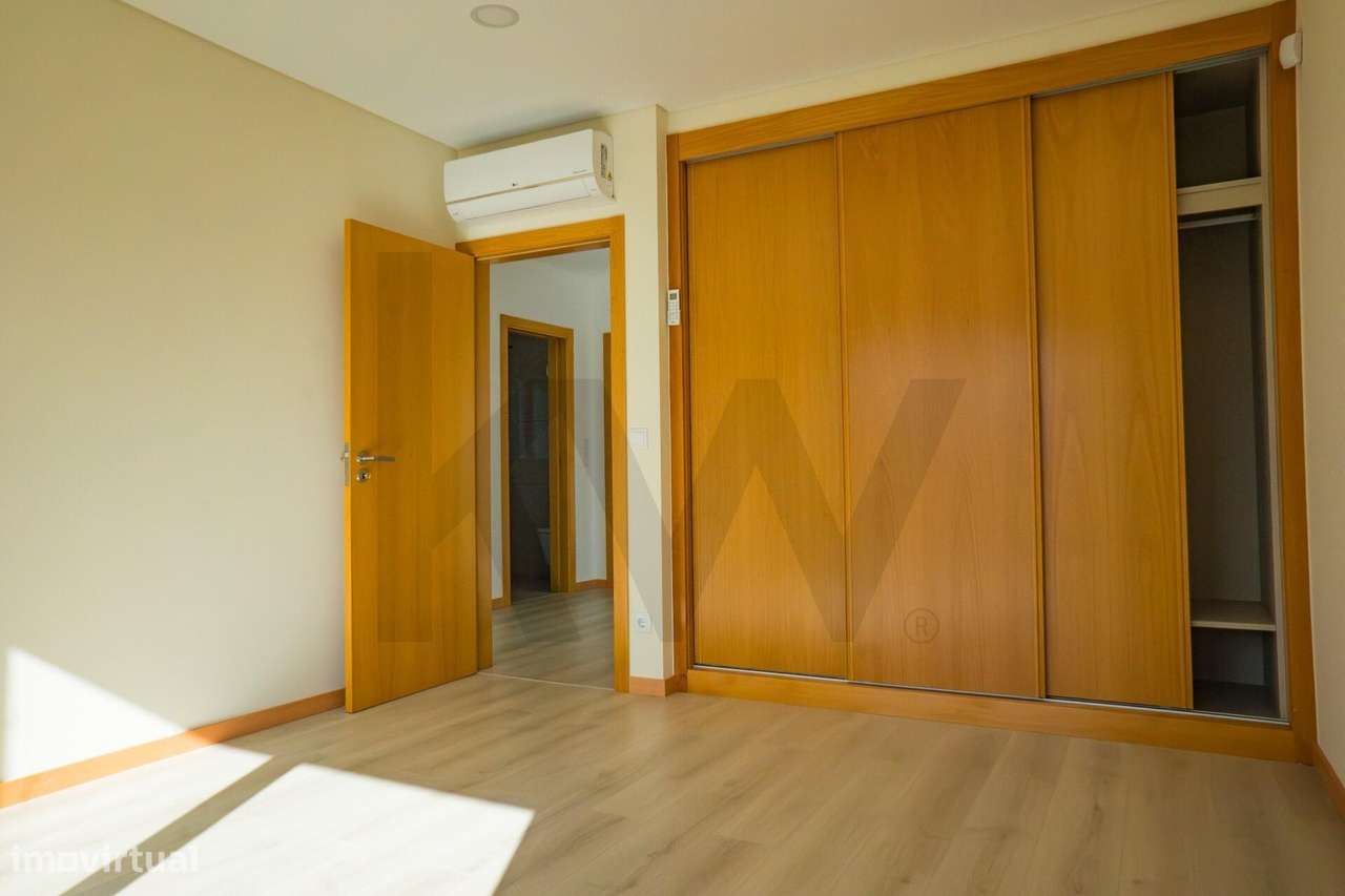 T3 Isolada em Famões: A Estreia Perfeita para a sua Família-26