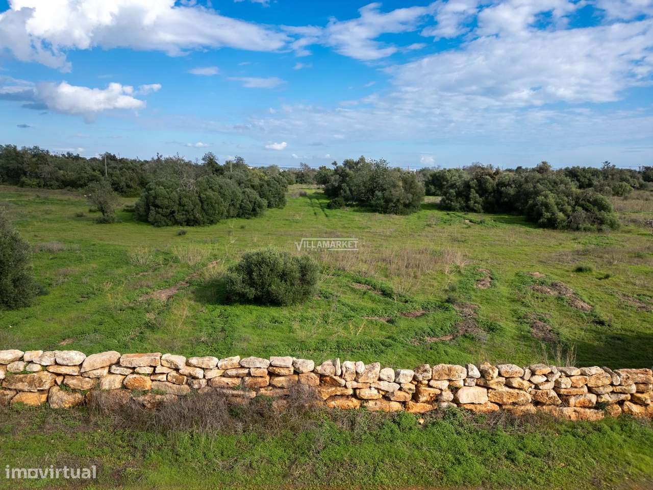 Terreno urbano com 21,8 hectares situado na ligação entre a A22 e o ce-19