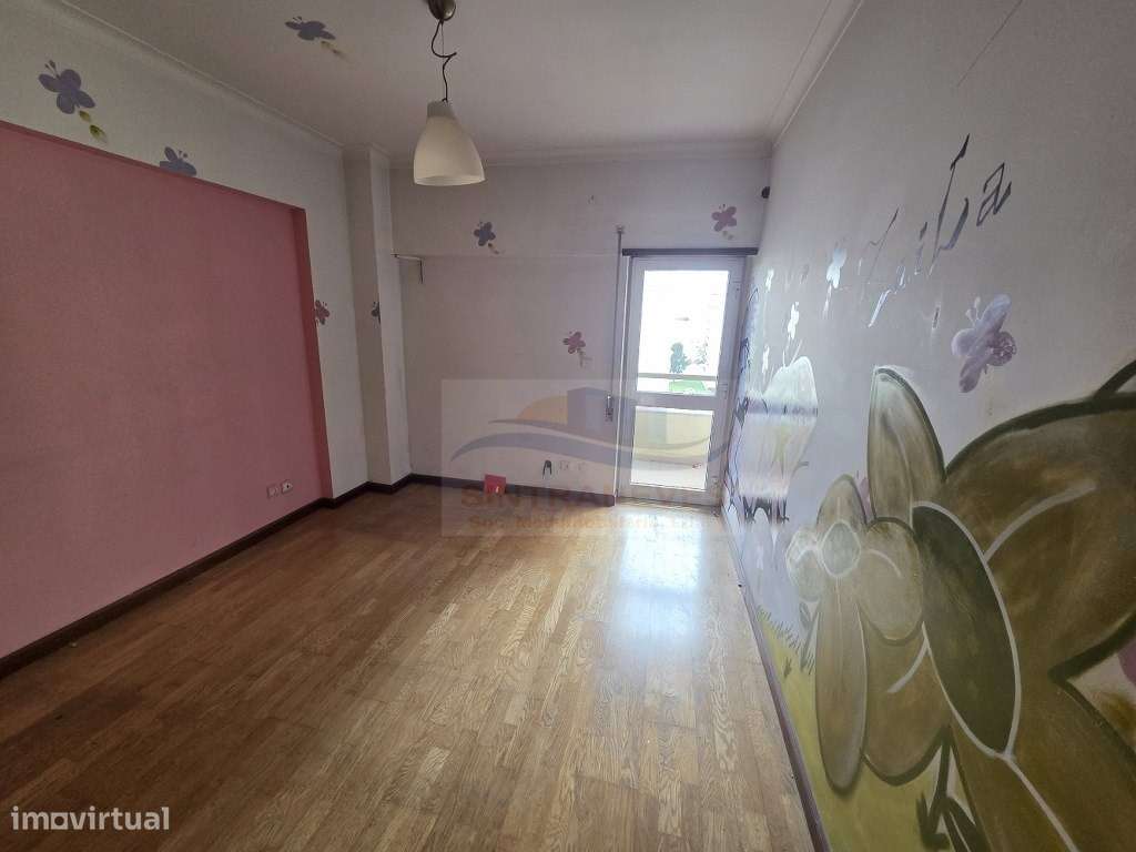 Apto T3 no Carregado Com Amplas Áreas Luz Natural, num 6º andar de ... - Grande imagem: 2/17