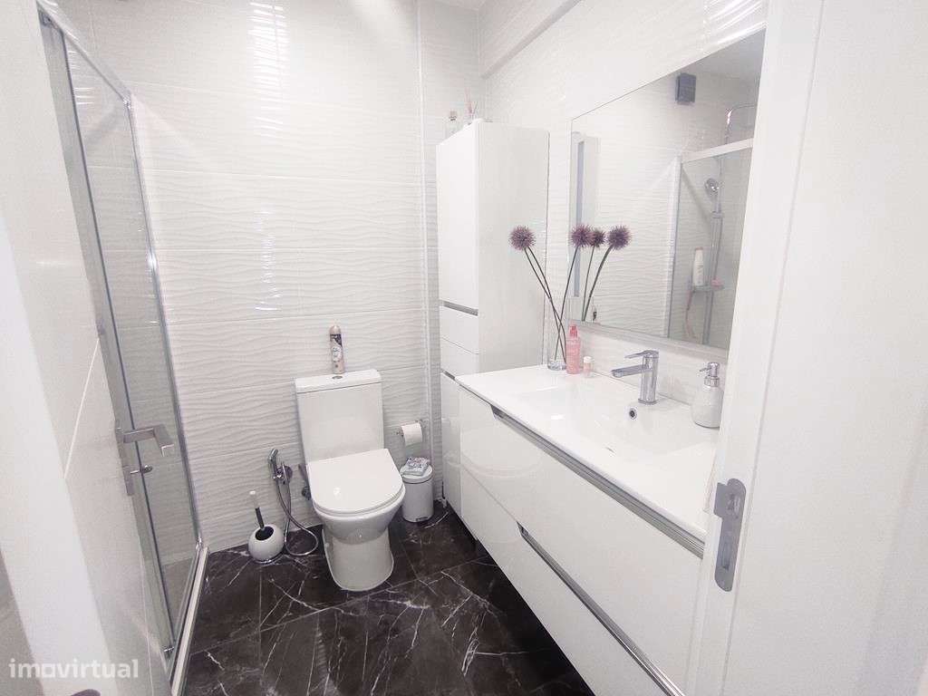 T2 totalmente remodelado no centro do Casal São Brás-27