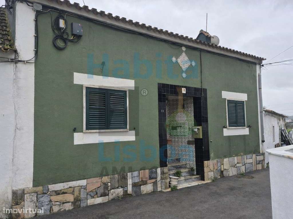 Moradia V2 para Venda em Vialonga - A Necessitar de Obras-7