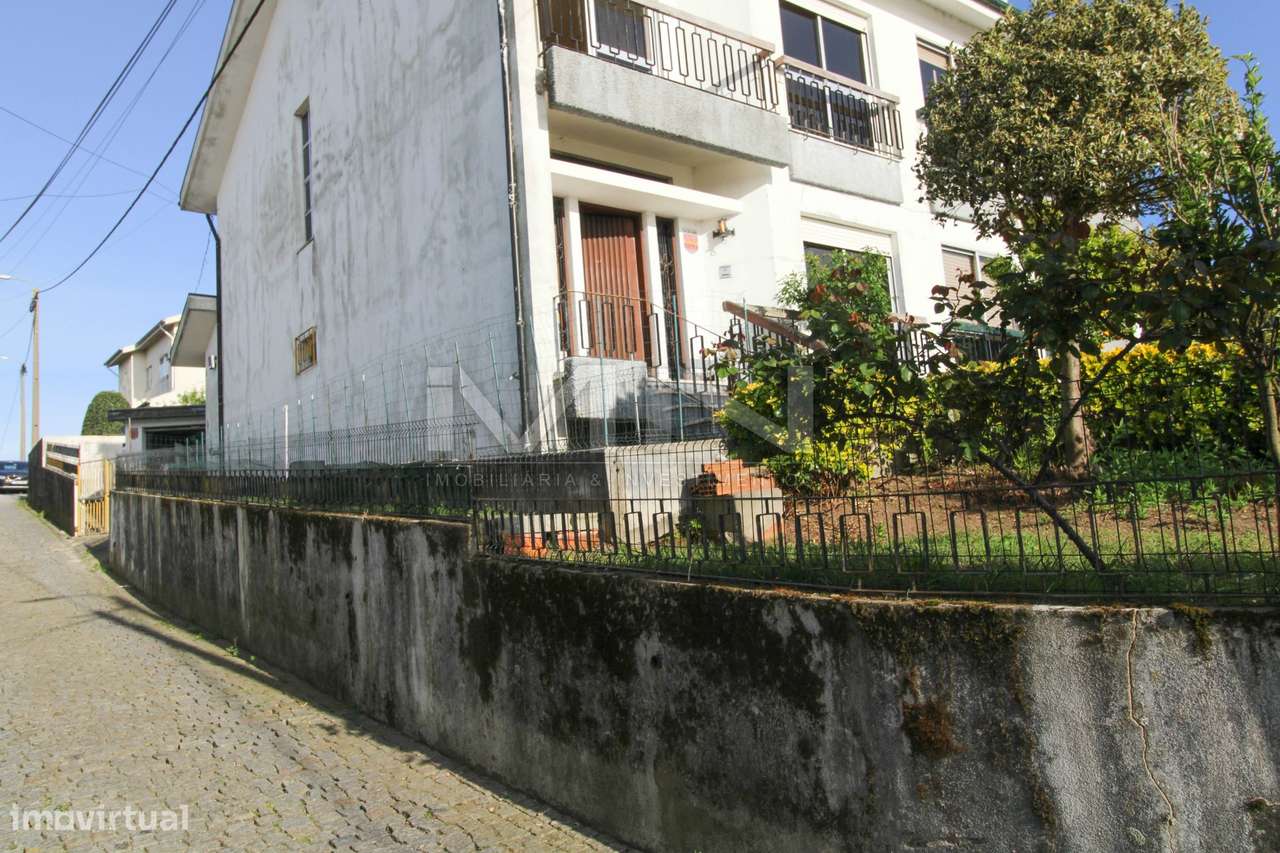 Moradia de 3 Frentes com Vista Panorâmica no Coração de Gondomar-51